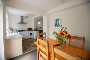 Granby Grove Townhouse - Sleeps 8- 4 Bedrooms